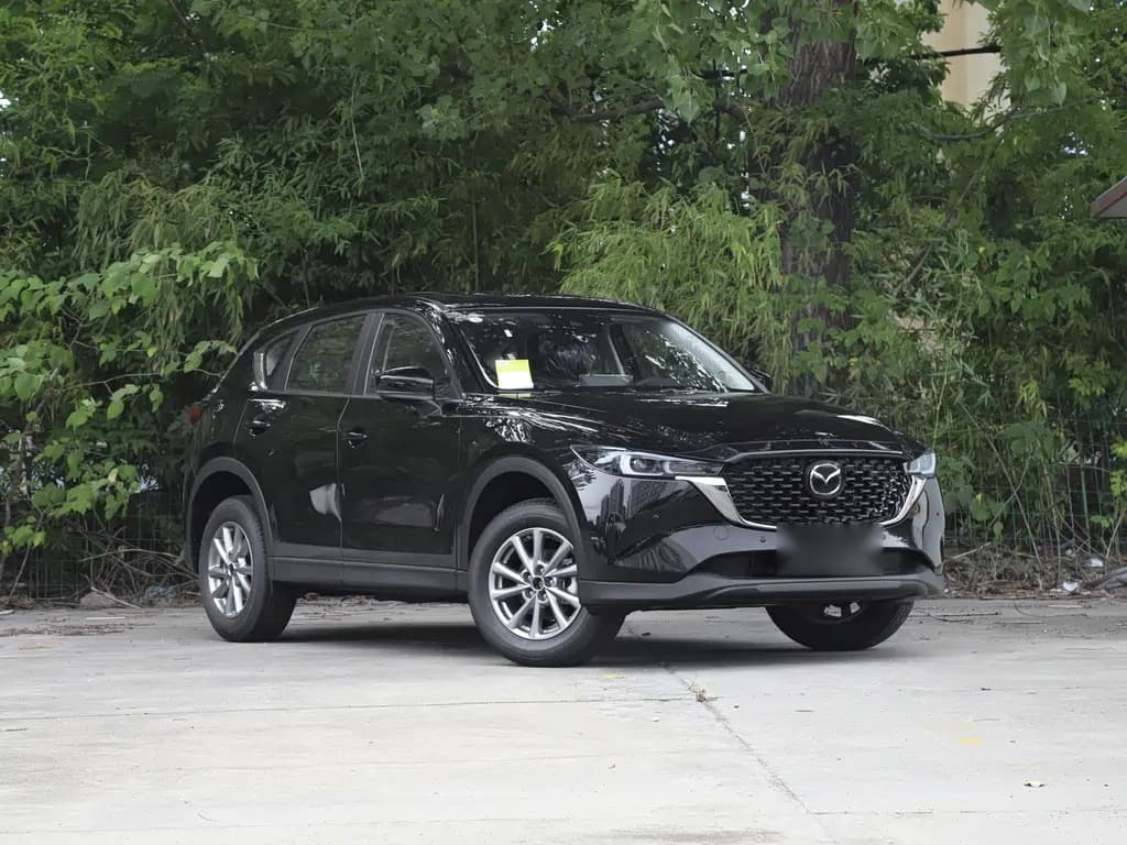 CX-5 снаружи: стальной лак и форма кузова держат форму при любом освещении