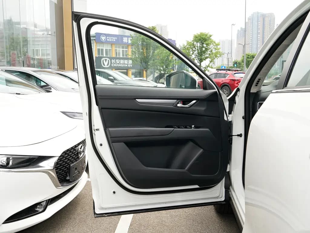 CX-5 снаружи: стальной лак и форма кузова держат форму при любом освещении