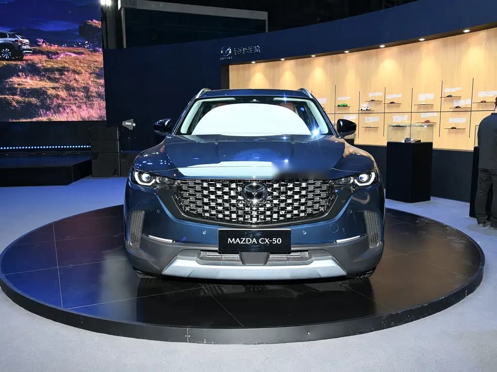 Крупный бампер CX-50 с защитной вставкой — дизайн честно намекает на назначение