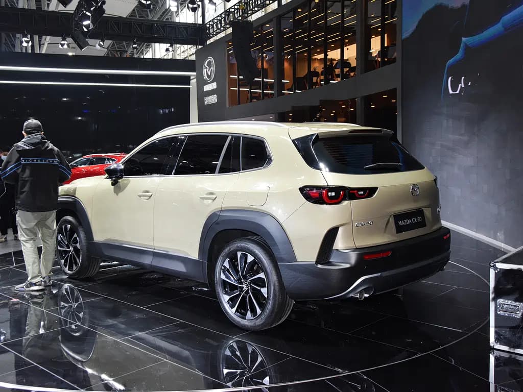 Задний ряд CX-50: простора больше, чем у CX-5, а высота посадки приятно удивляет