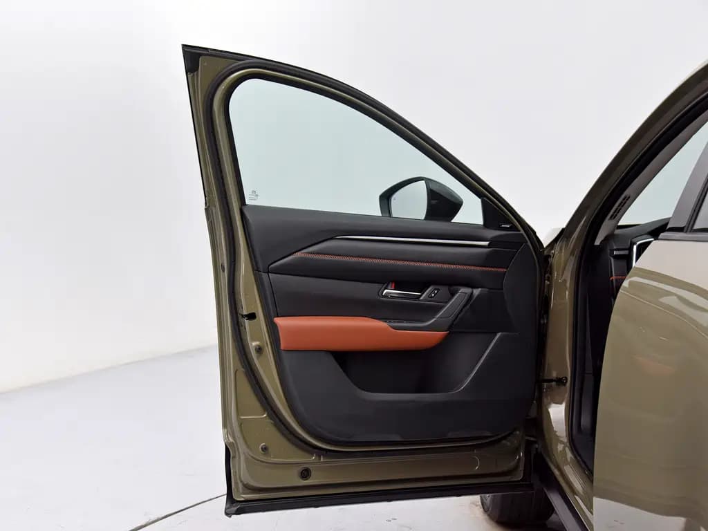 Крупный бампер CX-50 с защитной вставкой — дизайн честно намекает на назначение