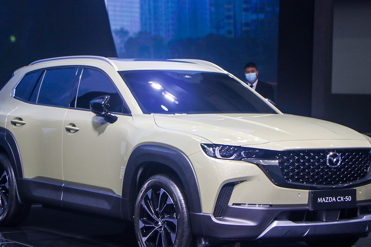Mazda CX-50 2025 — вид три четверти, кроссовер
