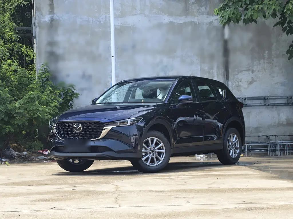 Задняя часть CX-5: фирменный переход крыши в спойлер и фонари в стиле Kodo