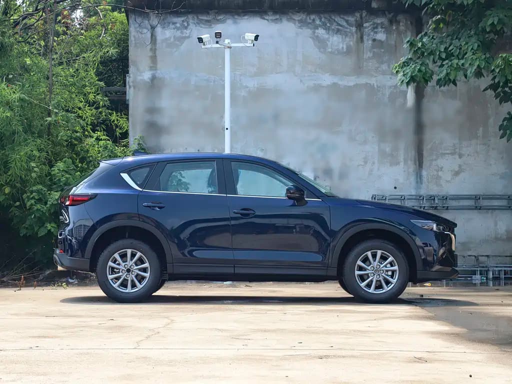 CX-5 снаружи: стальной лак и форма кузова держат форму при любом освещении