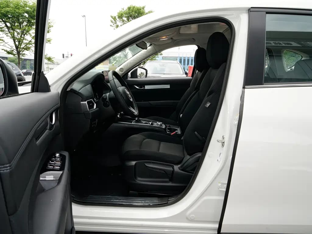 Задняя часть CX-5: фирменный переход крыши в спойлер и фонари в стиле Kodo