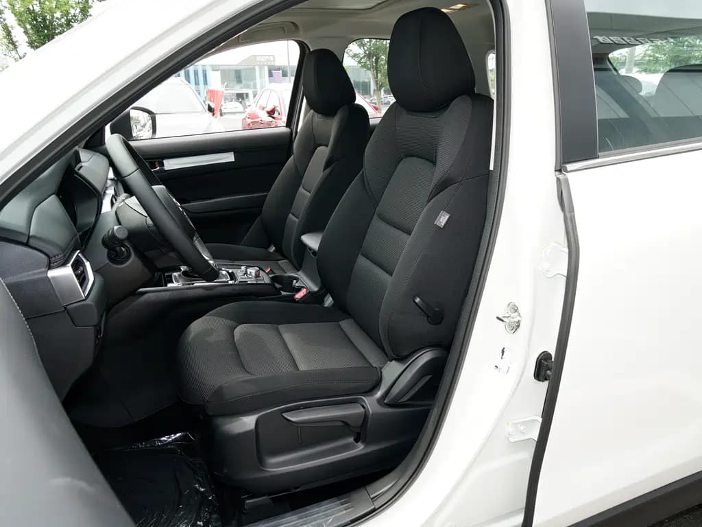 Задняя часть CX-5: фирменный переход крыши в спойлер и фонари в стиле Kodo