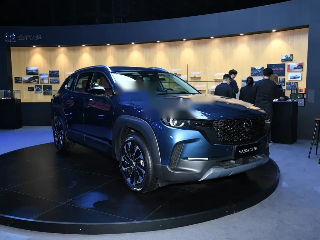 Крупный бампер CX-50 с защитной вставкой — дизайн честно намекает на назначение