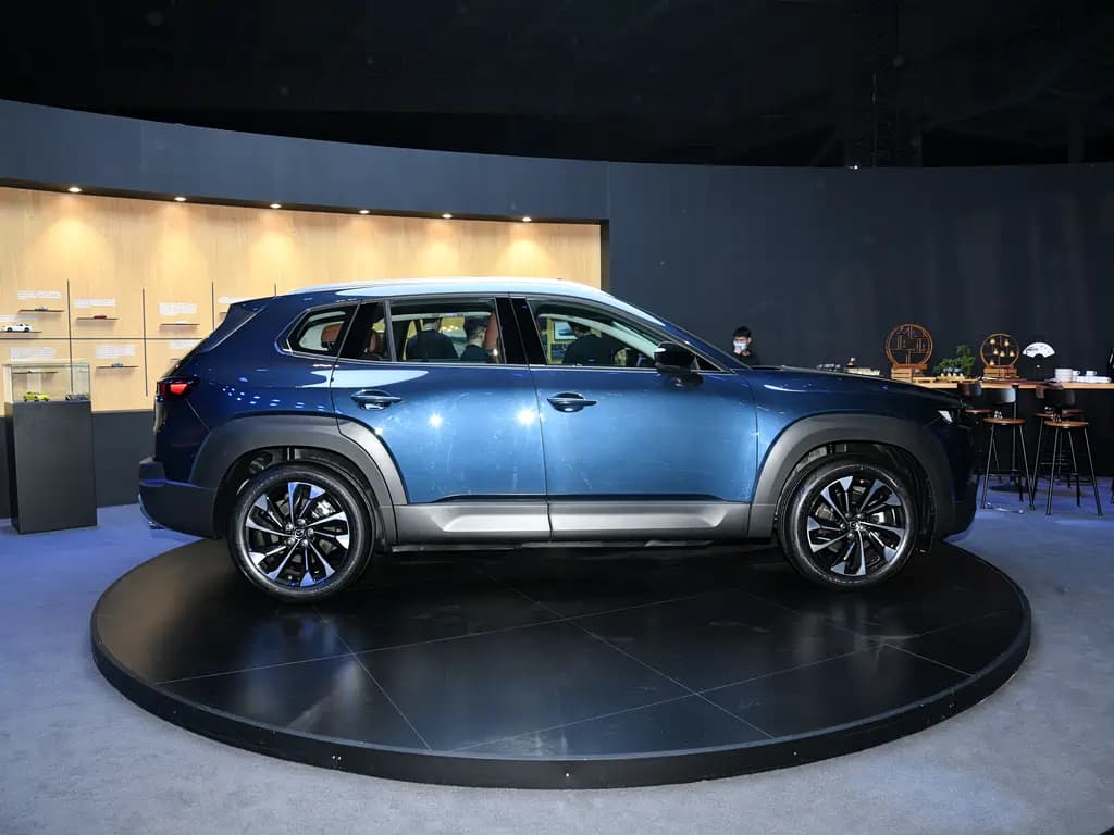 Крупный бампер CX-50 с защитной вставкой — дизайн честно намекает на назначение
