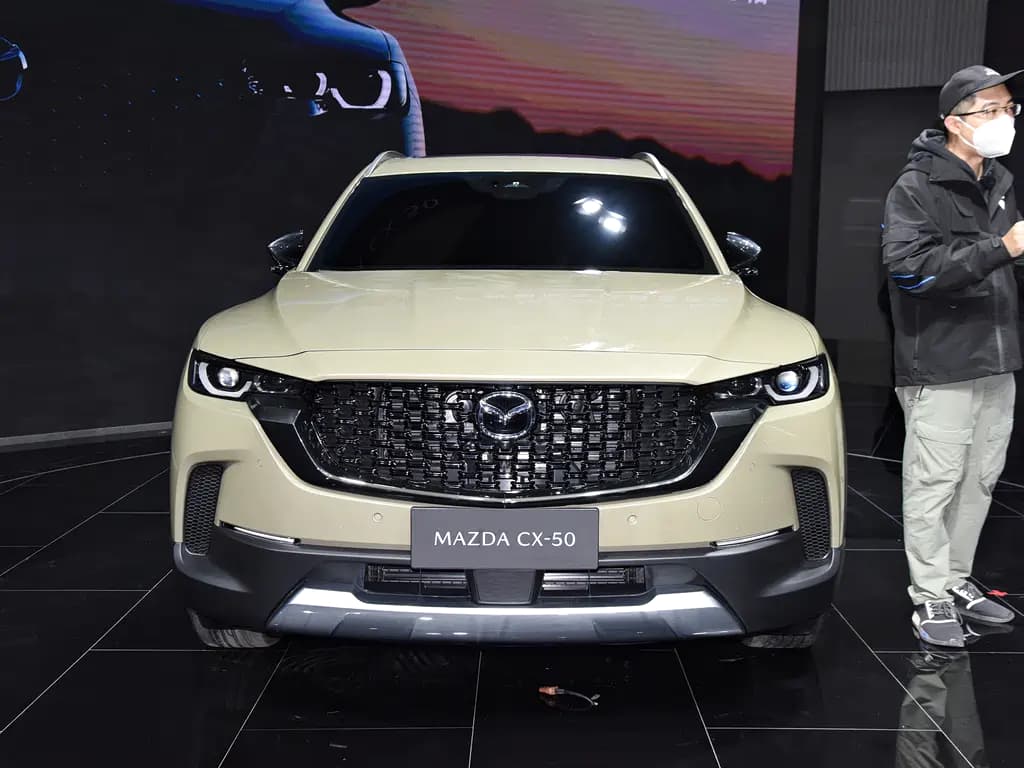 Внедорожная стойка CX-50: расширенные арки и защитные накладки по всему кузову