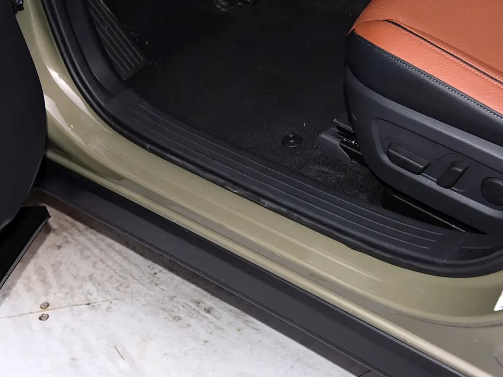 Крупный бампер CX-50 с защитной вставкой — дизайн честно намекает на назначение